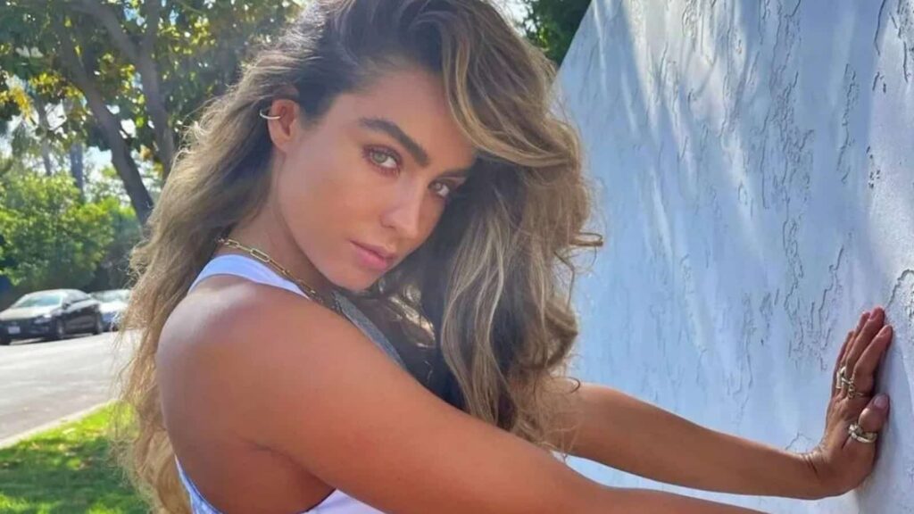 Sommer Ray Joins ‘he’s a 10’ Trend with Perfect TikTok